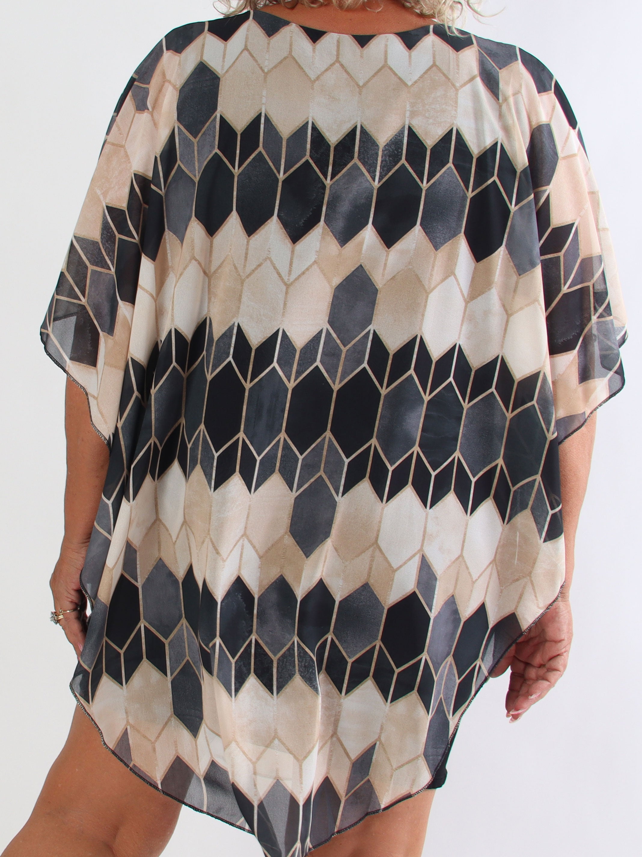 Kenya Pattern - Plus size kjole med et let mønstret chiffonstykke